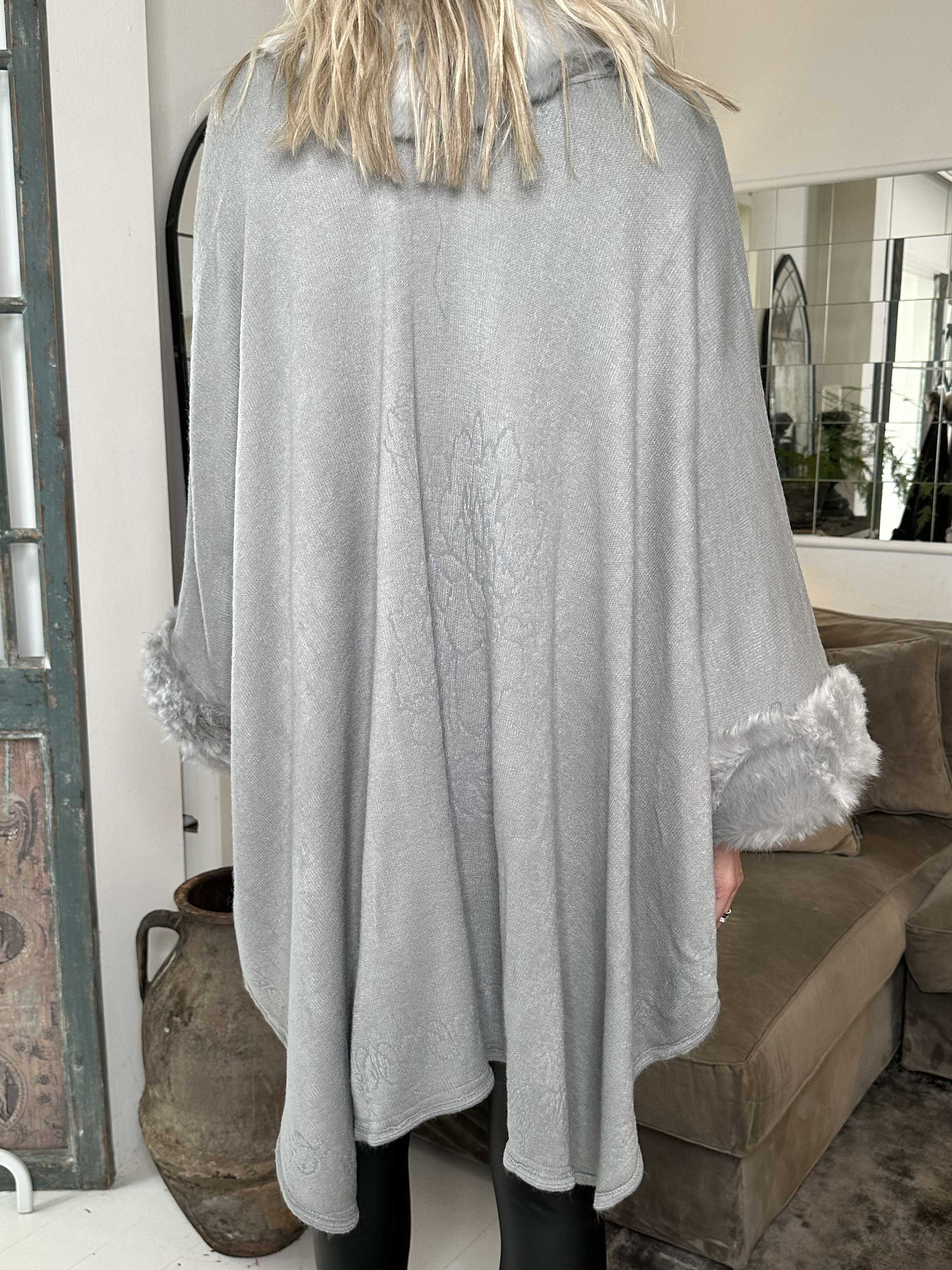 Manon - Poncho med faux fur kant